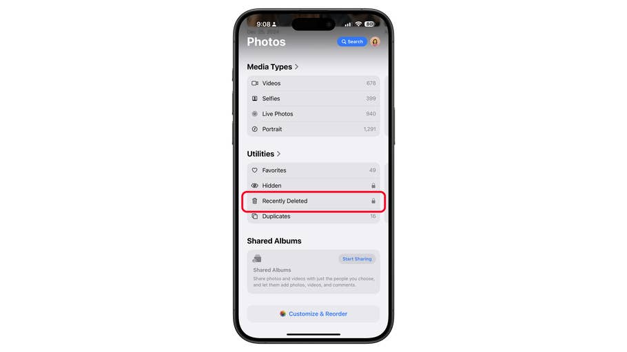 Bildschirm eines iPhones, das die Fotos-App mit dem hervorgehobenen Bereich 'Kürzlich gelöscht' zeigt.