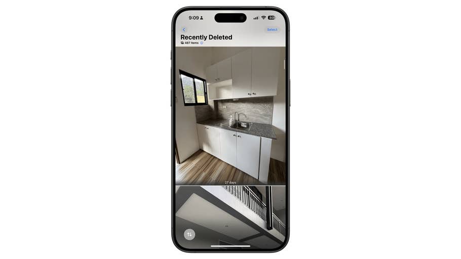 Ein Telefon zeigt eine Fotogalerie mit einem kürzlich gelöschten Küchenbild.