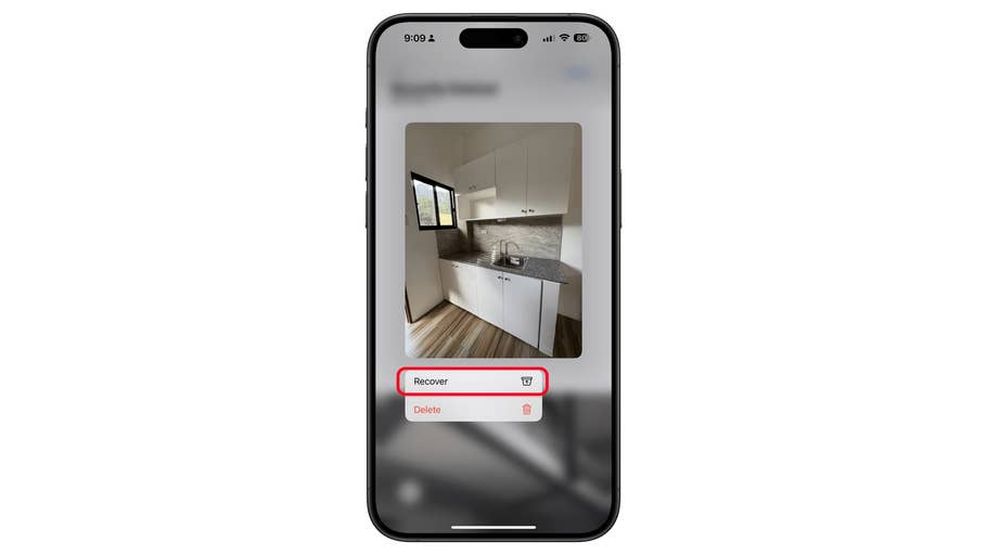 Ein Smartphone-Bildschirm zeigt ein Bild einer Küche mit Optionen zum Wiederherstellen oder Löschen.