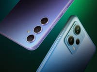 Redmi Note 12 Pro+ vs Samsung Galaxy A54 vor grünem Hintergrund