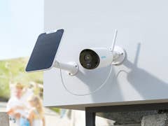 Reolink Argus Eco an der Wand mit Solarpanel