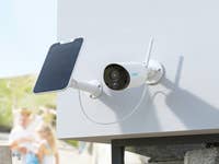 Reolink Argus Eco an der Wand mit Solarpanel