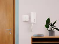 Ring Intercom an einer Wand neben der Tür
