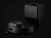 Roborock Q7 L5 Plus Saugroboter mit Ladestation auf schwarzem Hintergrund.