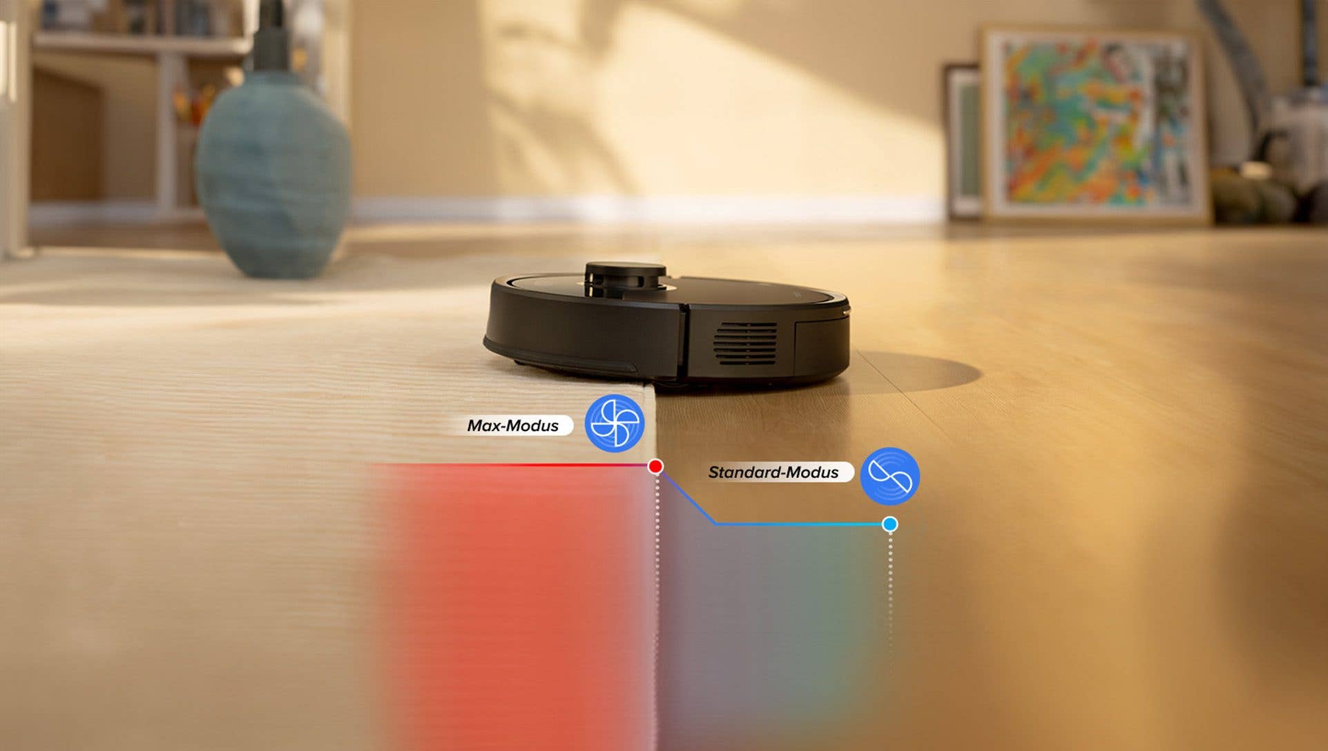 Ein Roborock Q7 L5 Plus Staubsauger auf einem Holzboden, der den Max- und Standardmodus zeigt.