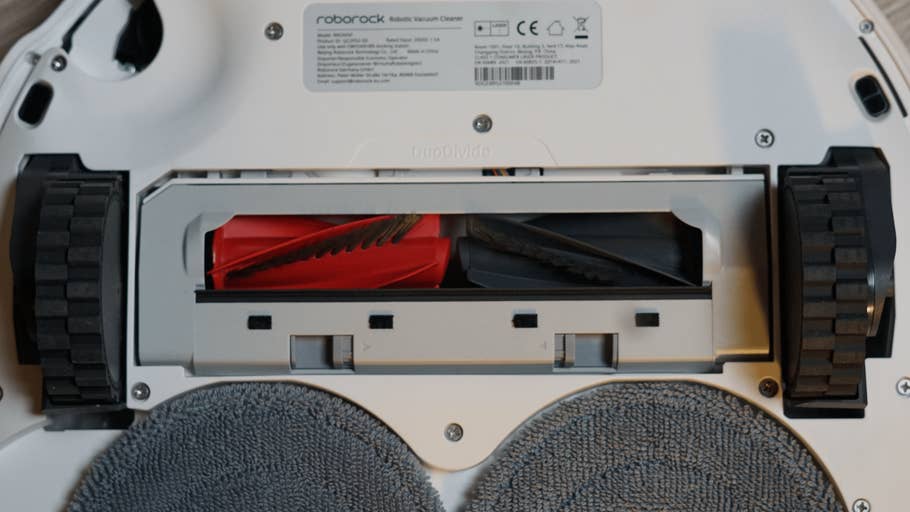 Nahaufnahme der Unterseite eines Roborock Qrevo Curv 2 Pro-Roboterstaubsaugers, zeigt Komponenten und Bürsten.