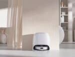 Ein moderner Wohnraum mit einem Roborock Qrevo Curv an einer Wand bei sanfter Beleuchtung.
