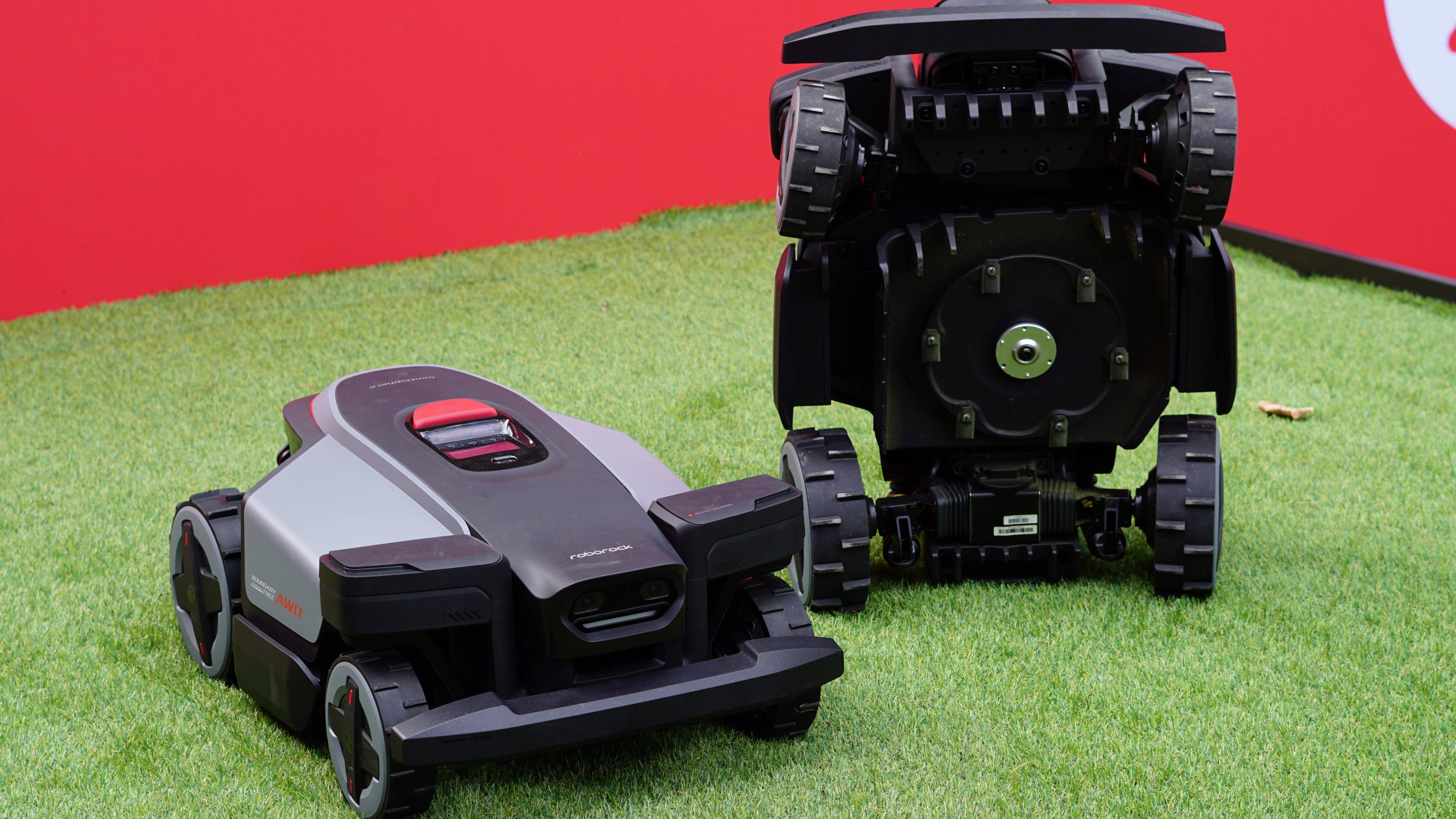 Roborock RockMow Z1 Rasenmäher auf Gras, zeigt sein elegantes Design und Räder.