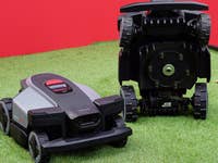 Roborock RockMow Z1 Rasenmäher auf Gras, zeigt sein elegantes Design und Räder.