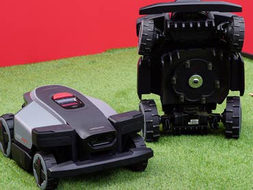 Roborock RockMow Z1 Rasenmäher auf Gras, zeigt sein elegantes Design und Räder.