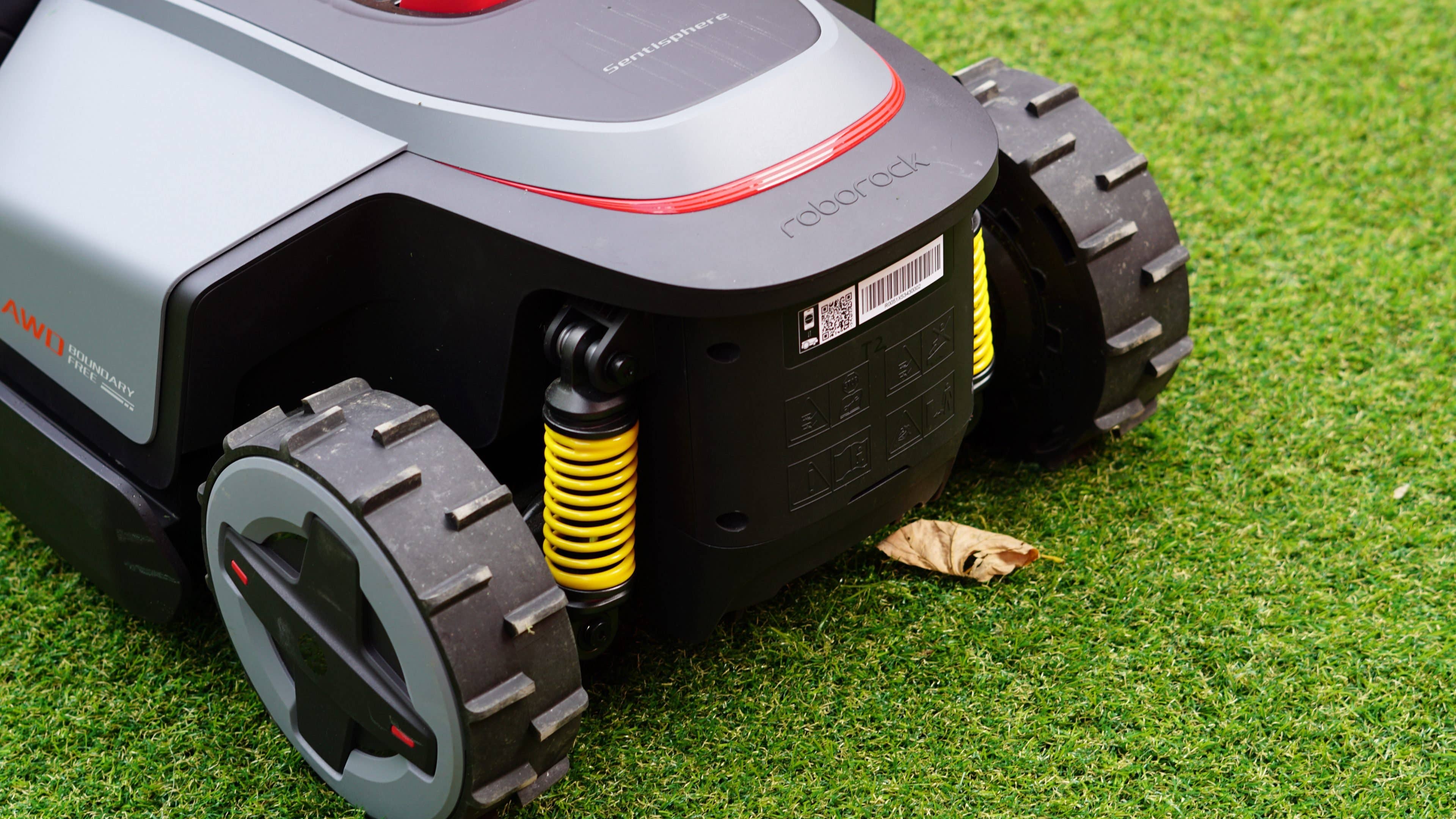 Roborock RockMow Z1 Rasenmäher auf grünem Gras, mit sichtbaren Rädern und Funktionen.