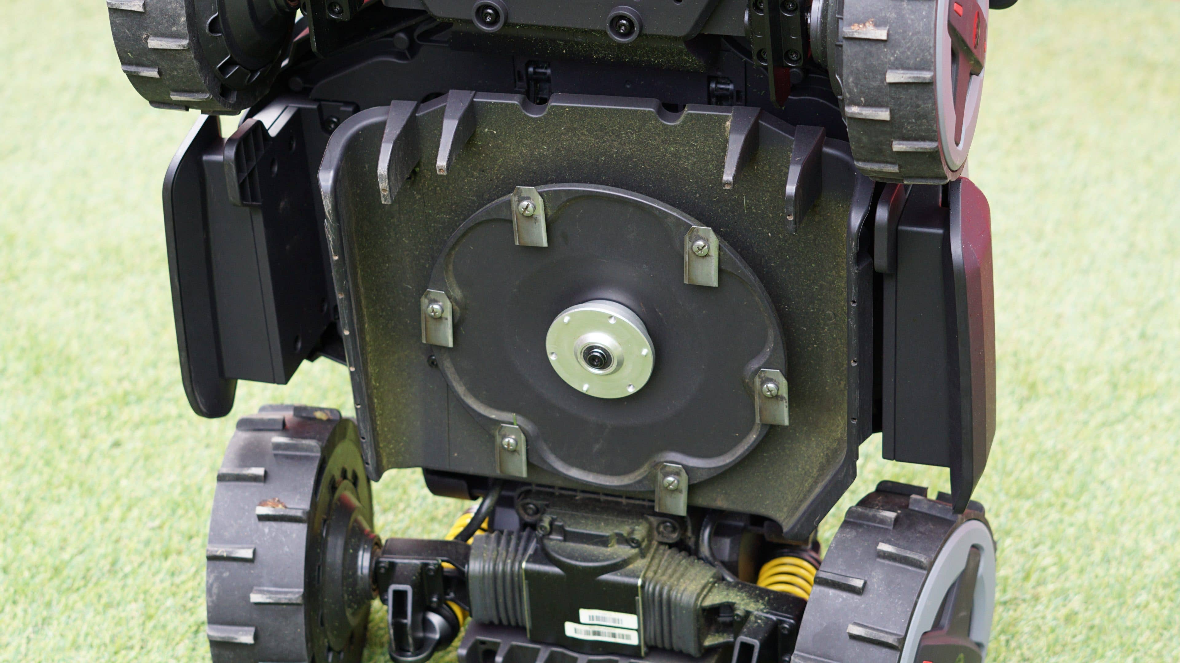 Roborock RockMow Z1 Rasenmäher mit sichtbaren Rädern und Unterbodenkomponenten.