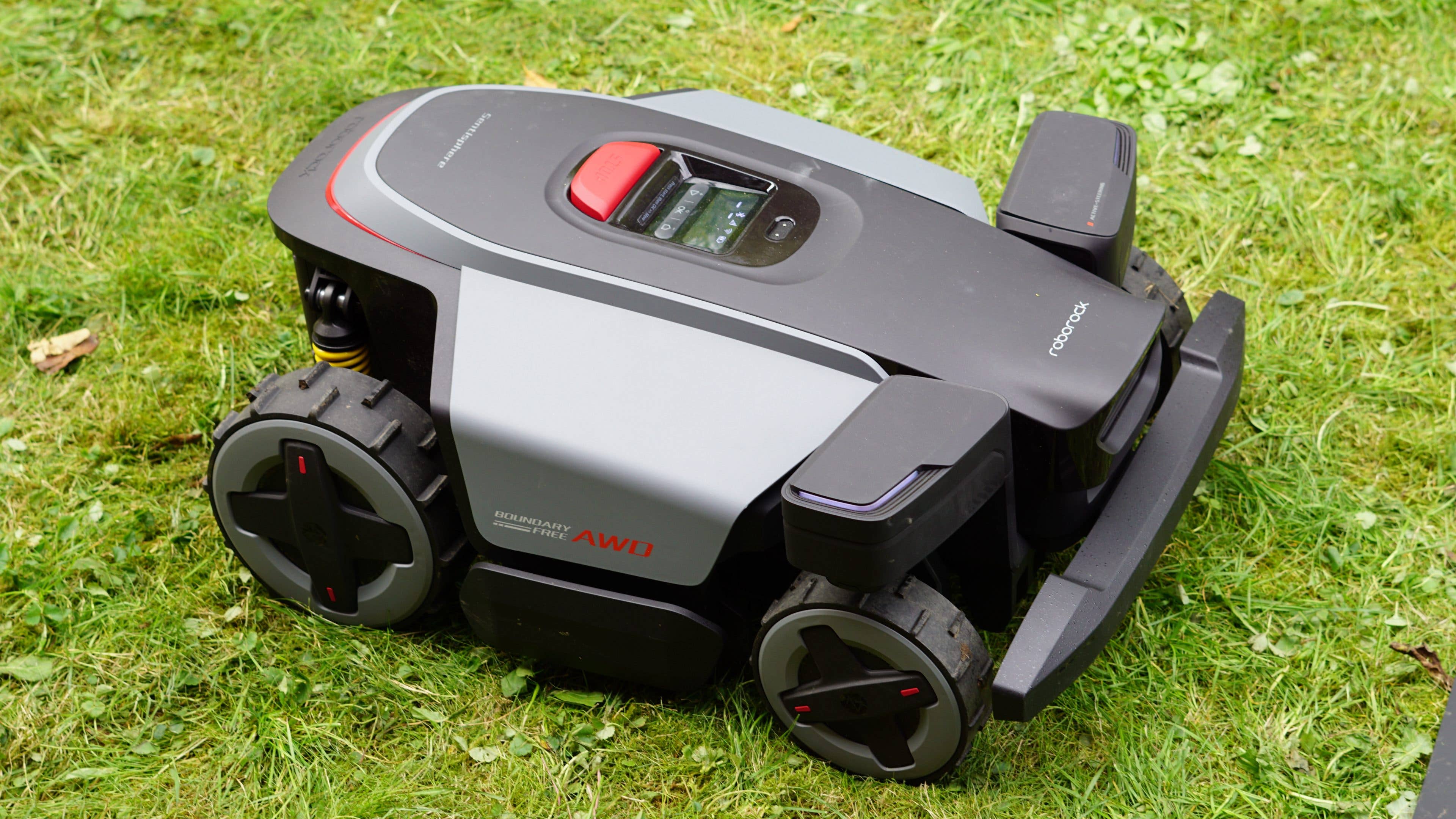 Roborock RockMow Z1 Rasenmäher auf Gras.