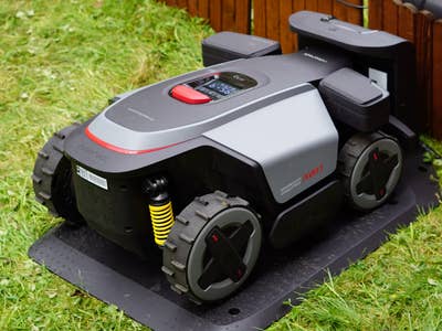 Roborock RockMow Z1 Rasenmäher auf einer grünen Fläche.