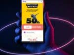 Eine Hand hält ein Smartphone, das ein 50-%-Angebot für SIMon Mobile Black Week mit 15 GB Tarif zeigt.