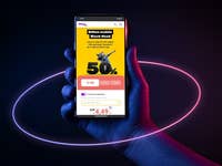 Eine Hand hält ein Smartphone, das ein 50-%-Angebot für SIMon Mobile Black Week mit 15 GB Tarif zeigt.