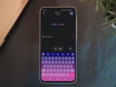 Ein Samsung Galaxy A35-Smartphone zeigt eine Nachricht mit 'Hallo, Jade' und einer bunten Tastaturoberfläche.