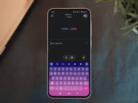 Ein Samsung Galaxy A35-Smartphone zeigt eine Nachricht mit 'Hallo, Jade' und einer bunten Tastaturoberfläche.