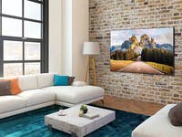 Samsung AU7199 an der Wand im Wohnzimmer