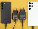 Samsung Galaxy S23 und S23 Ultra mit jeweiligen Netzteil.