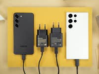 Samsung Galaxy S23 und S23 Ultra mit jeweiligen Netzteil.
