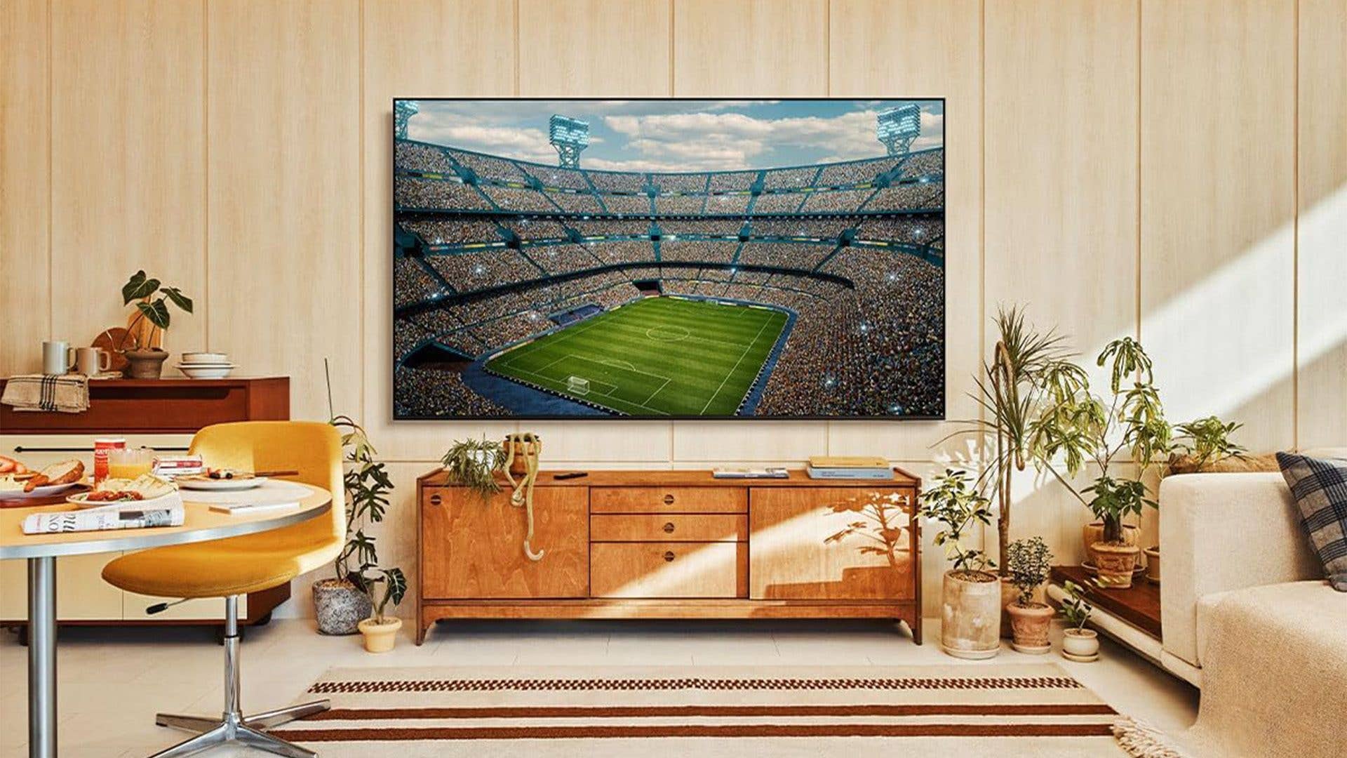 Ein Samsung Smart TV zeigt ein Fußballspiel in einem Wohnzimmer.