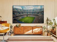 Ein Samsung Smart TV zeigt ein Fußballspiel in einem Wohnzimmer.
