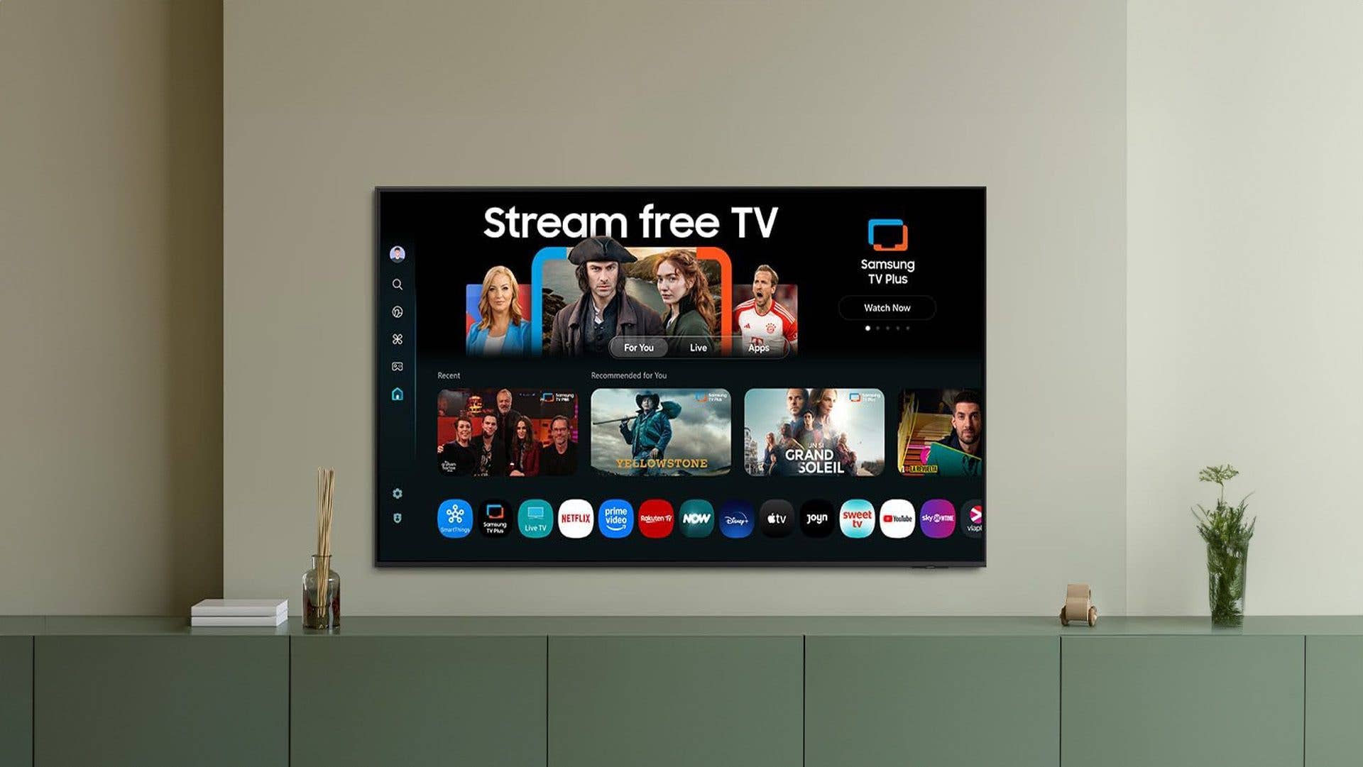 Samsung Smart TV zeigt Streaming-Optionen an einer Wand.