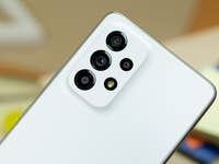 Blick auf ein weißes Galaxy A53 mit Fokus auf die Kameras