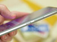 Samsung Galaxy A53 von der Seite.