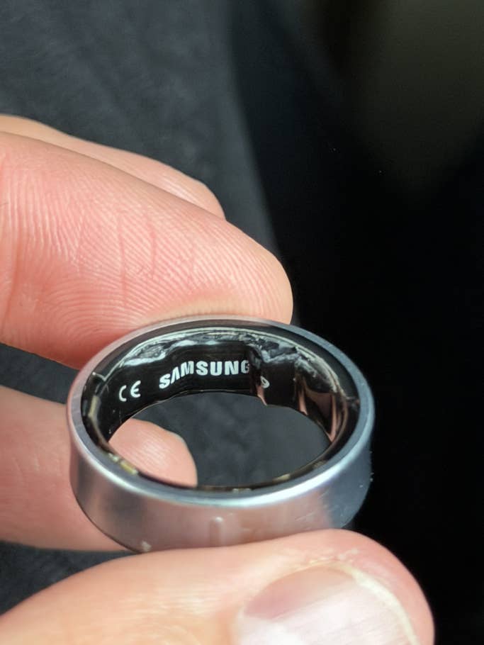 Eine Person hält einen Samsung Galaxy Ring, der innen mit 'SAMSUNG' graviert ist.