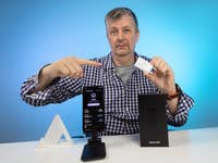 Matt mit dem Samsung Galaxy S23 und dem sehr kleinen Netzteil.