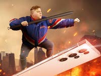 Antoine surft auf einem S23 Ultra - mit einem S Pen als Schwert in der Hand