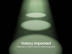 Ein Lichtkegel fällt auf den Termin des Galaxy-Unpacked-Events.