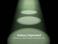 Ein Lichtkegel fällt auf den Termin des Galaxy-Unpacked-Events.