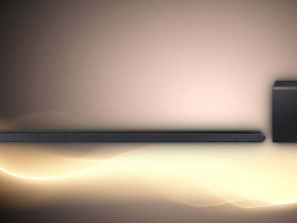 Die Samsung HW-S810GD ist aktuell zum Bestpreis bei Otto erhältlich. Samsung HW-S810GD Soundbar und Subwoofer vor einem Farbverlauf-Hintergrund.