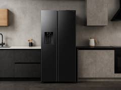 Ein eleganter schwarzer Samsung-Kühlschrank in einer modernen Küchenumgebung.