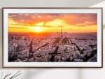 Samsung The Frame an einer Wand mit Stadtbild