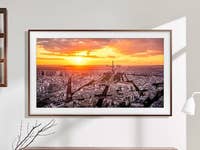Samsung The Frame an einer Wand mit Stadtbild