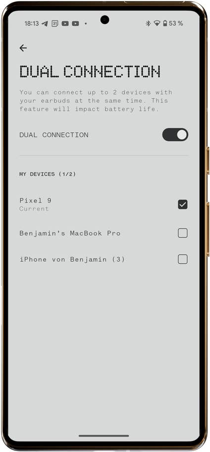 App-Oberfläche zeigt Einstellungen für die Dualverbindung von Ohrhörern mit Geräteoptionen.