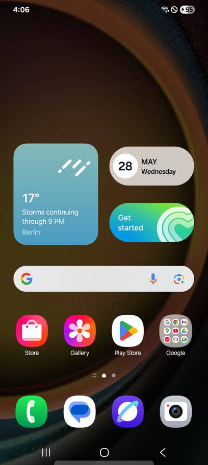 Startbildschirm des Samsung Galaxy XCover 7 Pro mit Wetter, Datum und App-Symbolen.