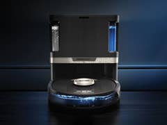 Shark PowerDetect NeverTouch Pro Saugroboter mit modernem Design und beleuchteten Funktionen.