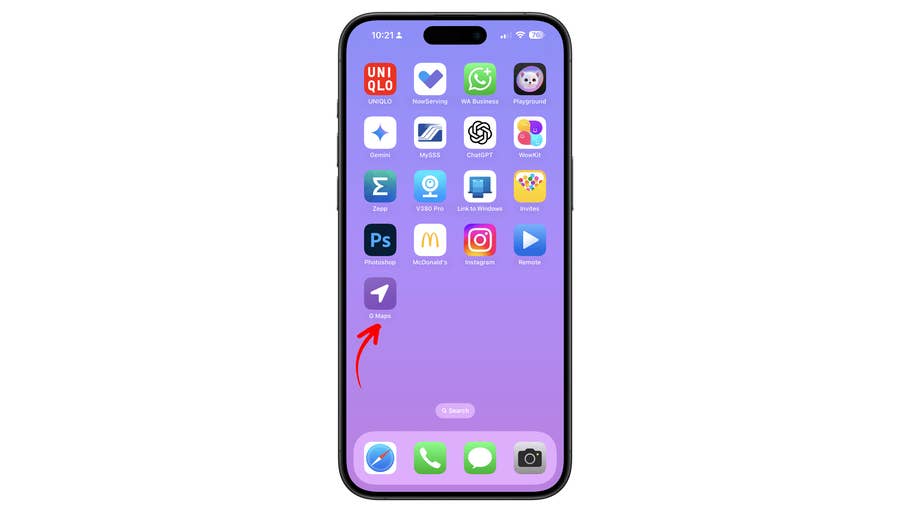 Ein iPhone zeigt verschiedene App-Symbole auf einem lila Hintergrund, mit Fokus auf der Karten-App.