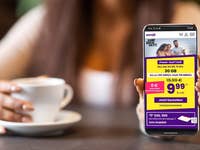 Ein Smartphone zeigt ein SIM24-Angebot für einen Power Surf Tarif mit 30 GB für 9,99€.