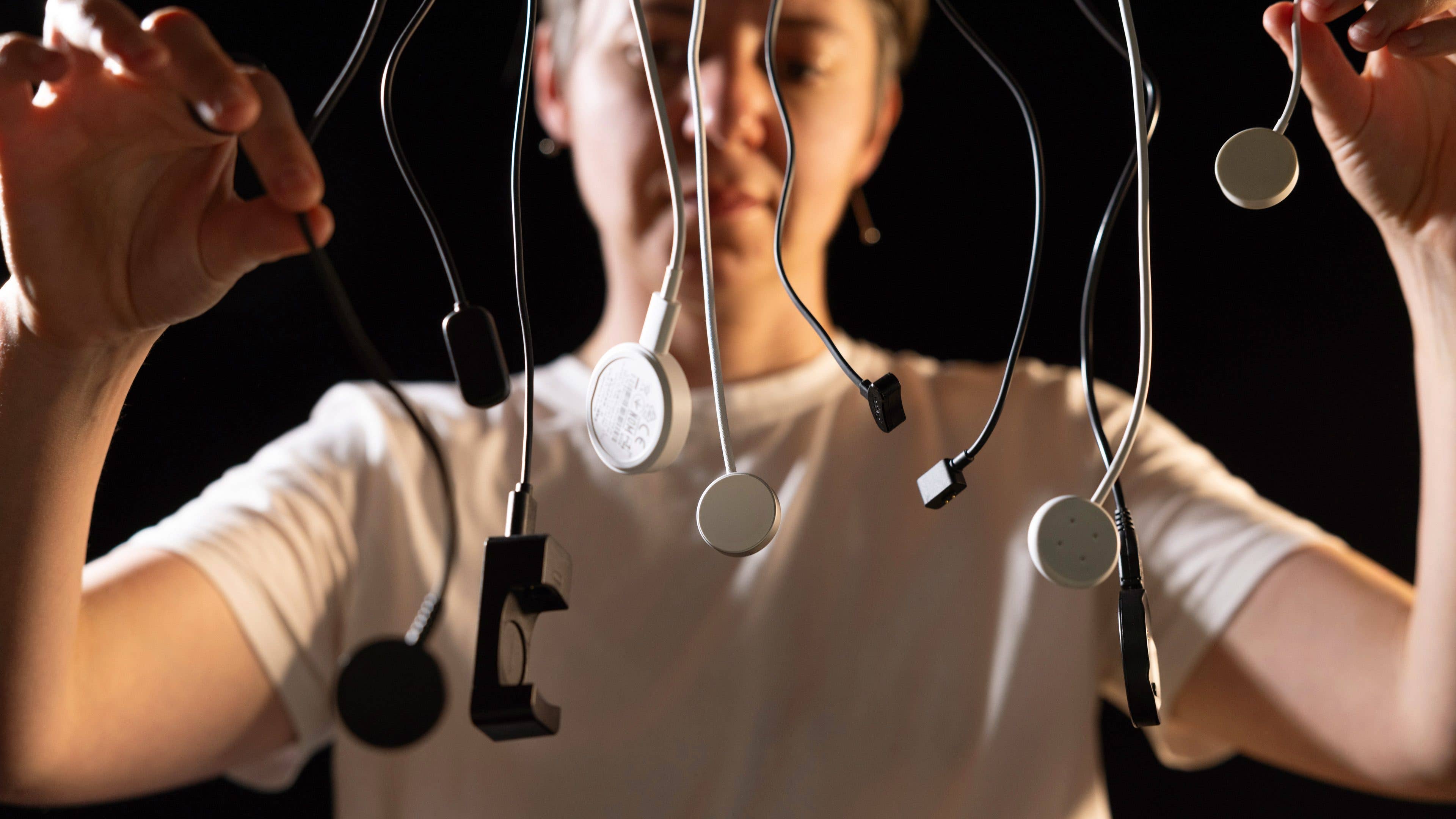 Camila blickt auf eine Vielzahl verschiedener Ladekabel für Wearables