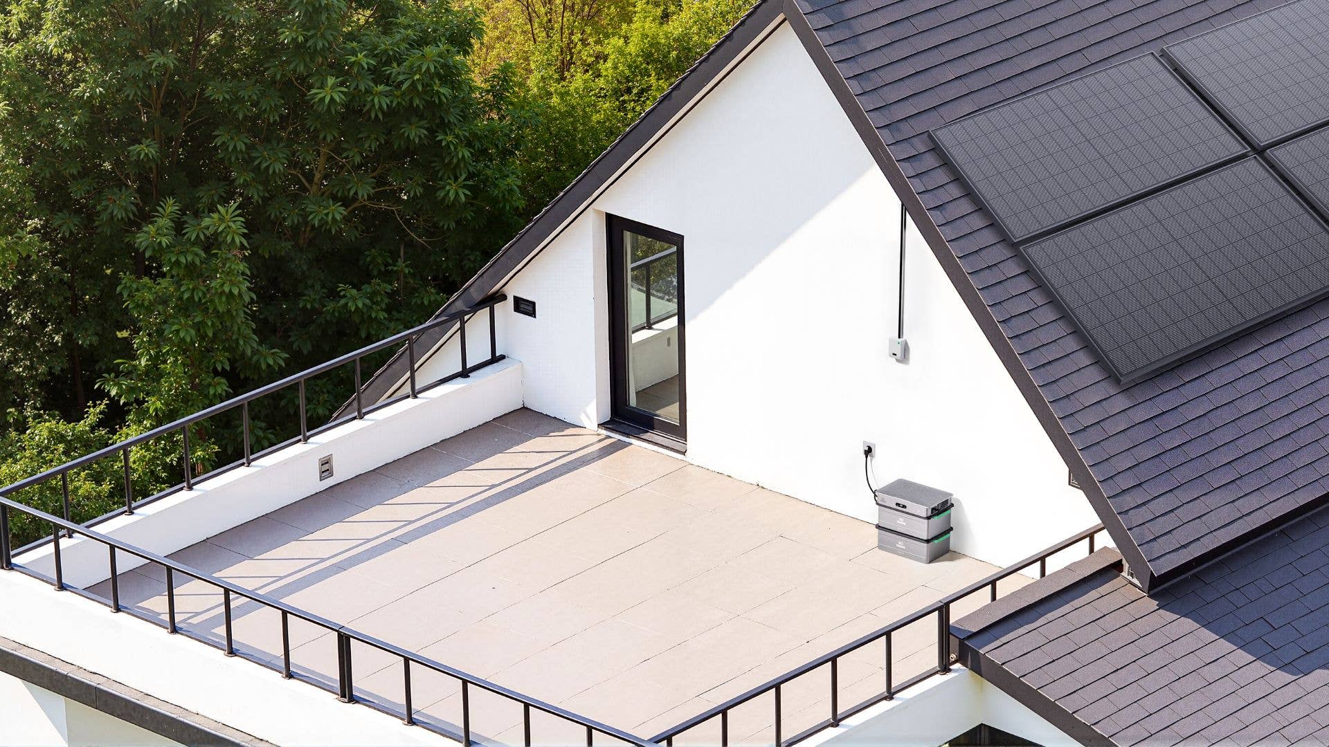 Eine Dachansicht mit einem Haus, das über Solarpanels und ein Zendure SolarFlow 2400 AC-Gerät verfügt.