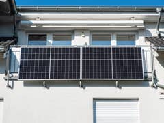 Solarpanele eines Balkonkraftwerks am Balkon