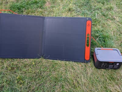 SolarSaga 100 und Jackery Explorer 500 v2