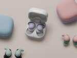 Drei Paare Sony LinkBuds Fit in verschiedenen Farben mit ihrem Ladeetui auf einem hellen Hintergrund.