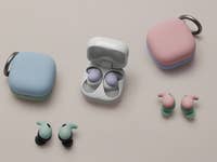 Drei Paare Sony LinkBuds Fit in verschiedenen Farben mit ihrem Ladeetui auf einem hellen Hintergrund.